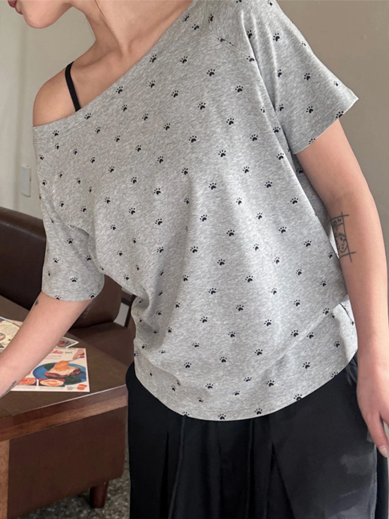 

Rockmore Cat Paw Print T-Shirt Women Harajuku Loose Round Neck Off-shoulder Tops Summer Casual Short Sleeve T Shirt Korean New