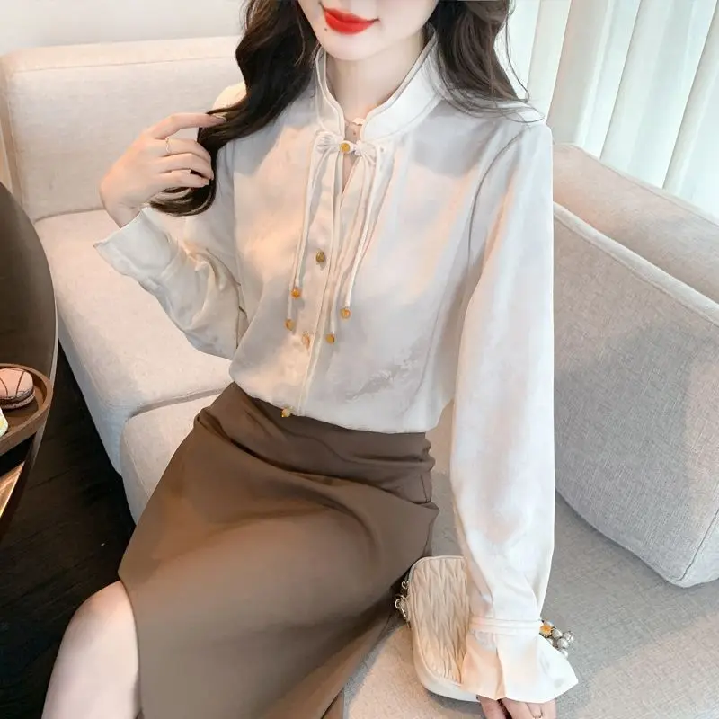 

Китайский стиль, осень 2023, новый китайский стиль, китайский стиль, цветущая пластина из бисера, рубашка на пуговицах, дизайн темперамента, топ с длинными рукавами