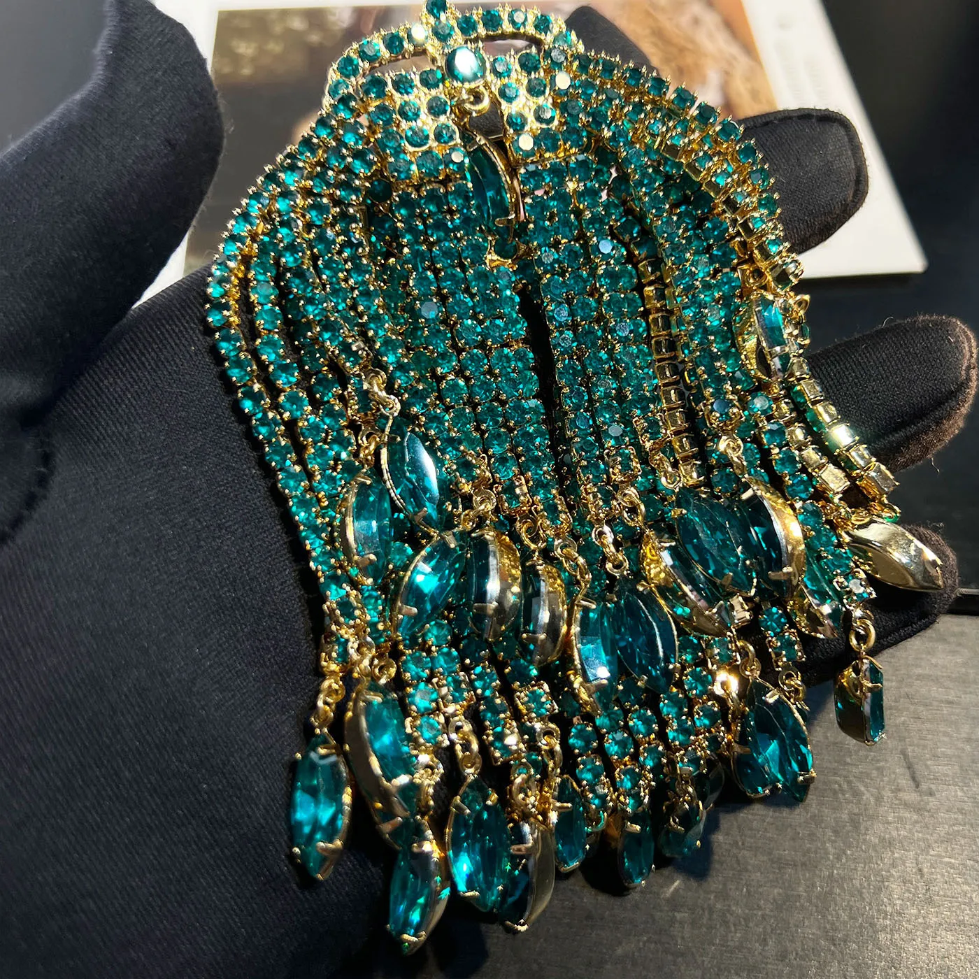 

Броши из драгоценных камней для женщин, с длинными кисточками, винтажные, эффектные украшения, модные, элегантные, для банкетов, балов, булавки для одежды, зеленый циркон 3А