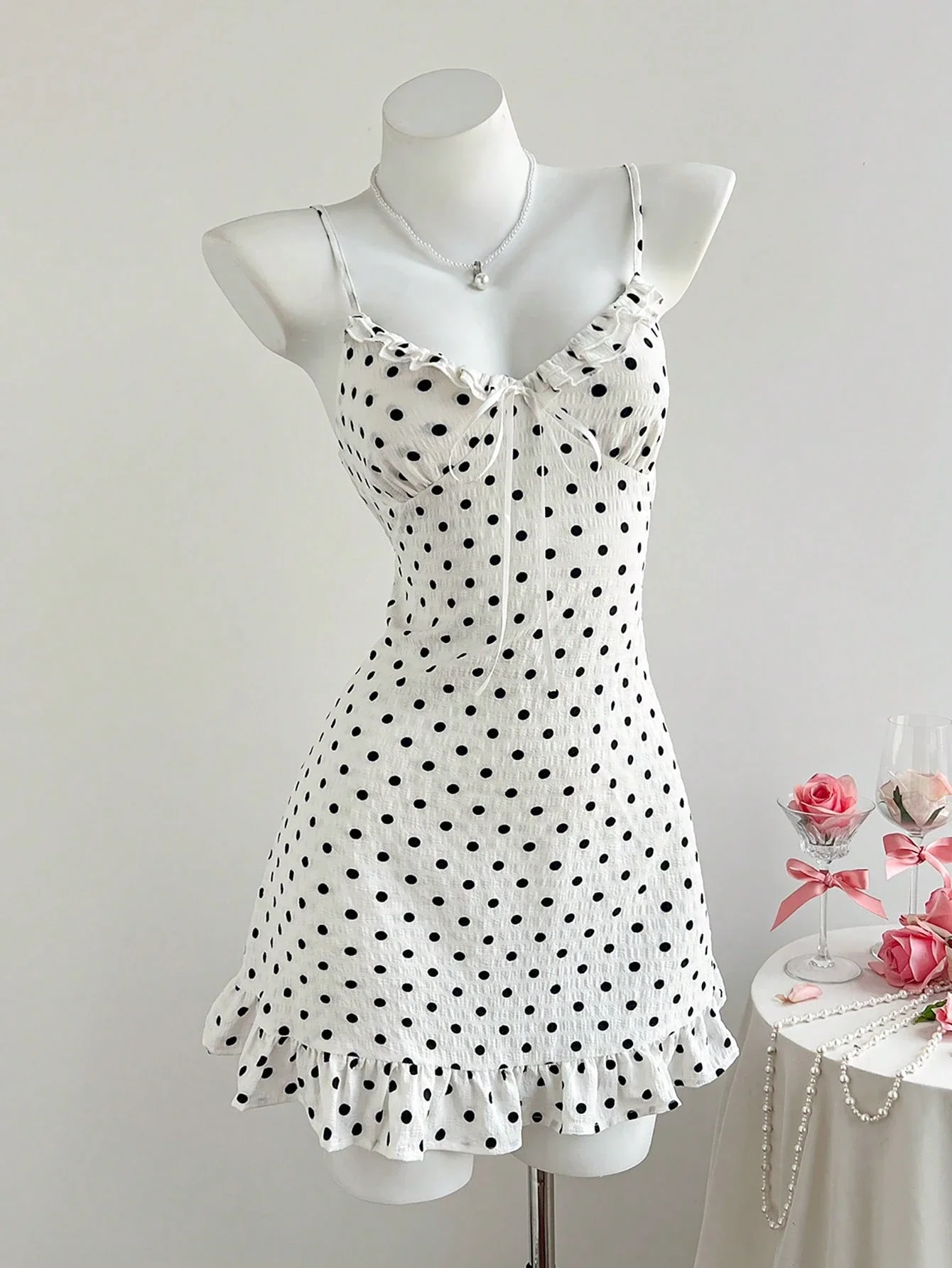 

Женское платье-комбинация с рюшами и завязками спереди в горошек