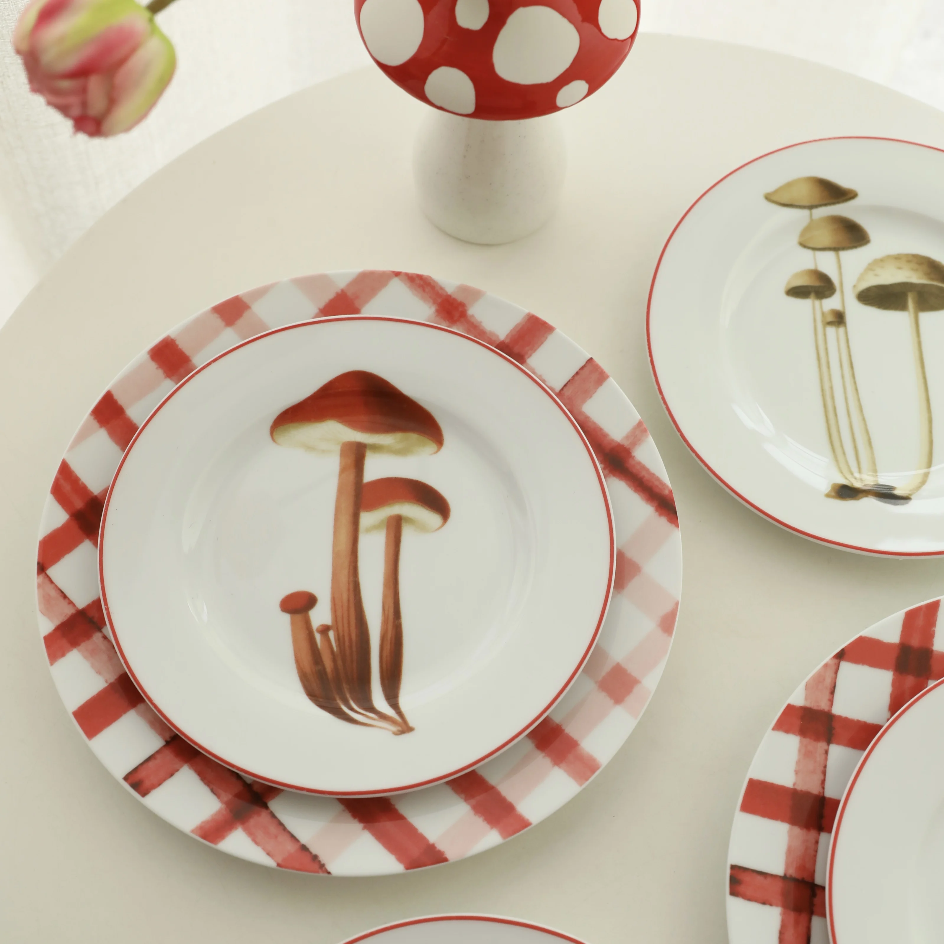 

Fungus rice, small mushroom underglaze ceramic plate, second grade products are not perfect.