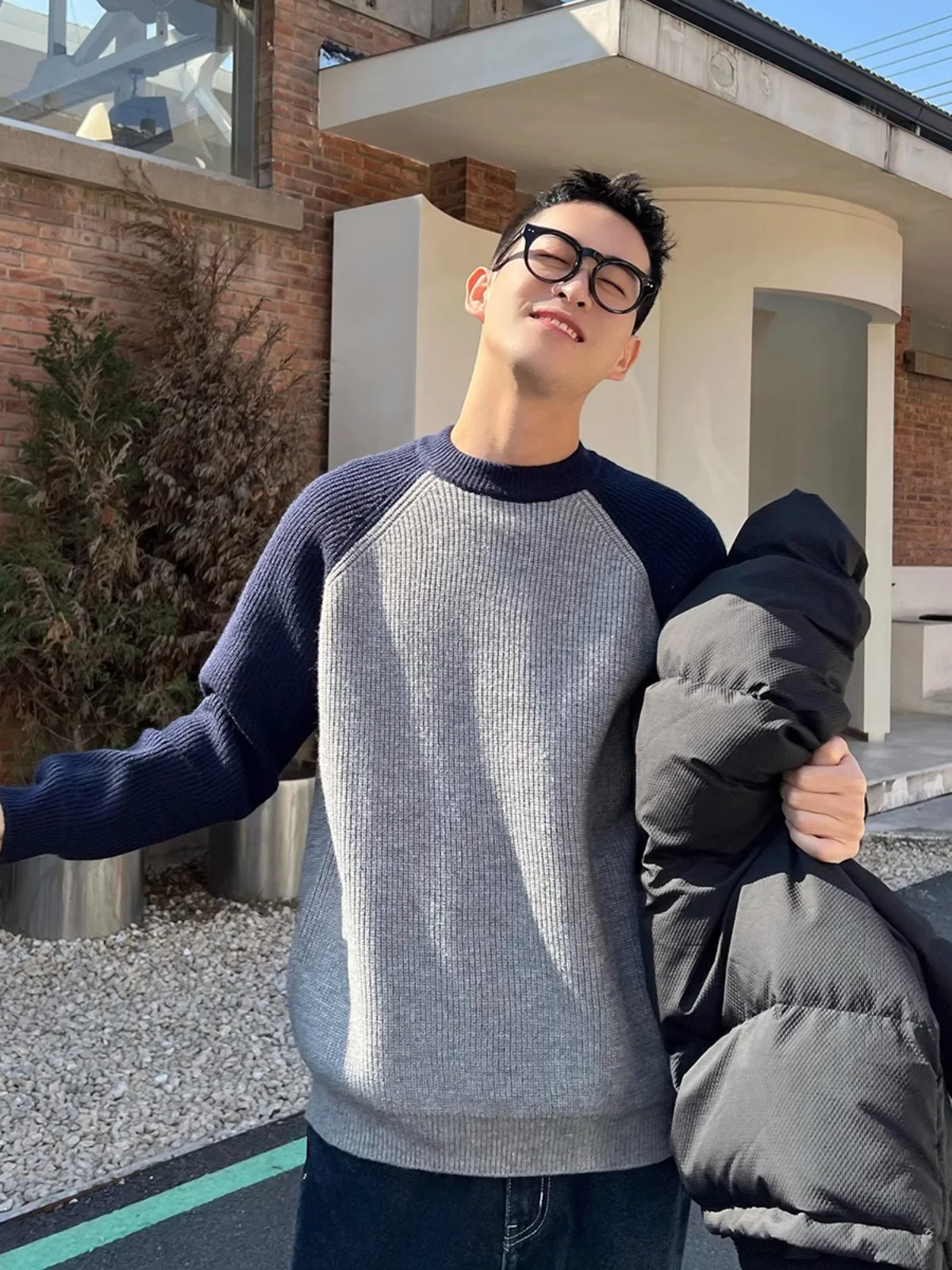 

Мужской утепленный вязаный свитер большого размера с цветными вставками на плечах, круглым вырезом, осенне-зимний, синий, базовый трикотаж