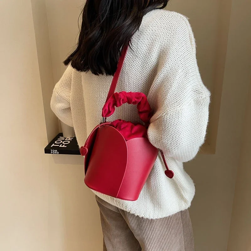 Hot Selling Luxury Women\'s Bag 2024 High Quality Petal Style Bucket Bag Fashion Versatile Solid Color Carrying Bag Commuter