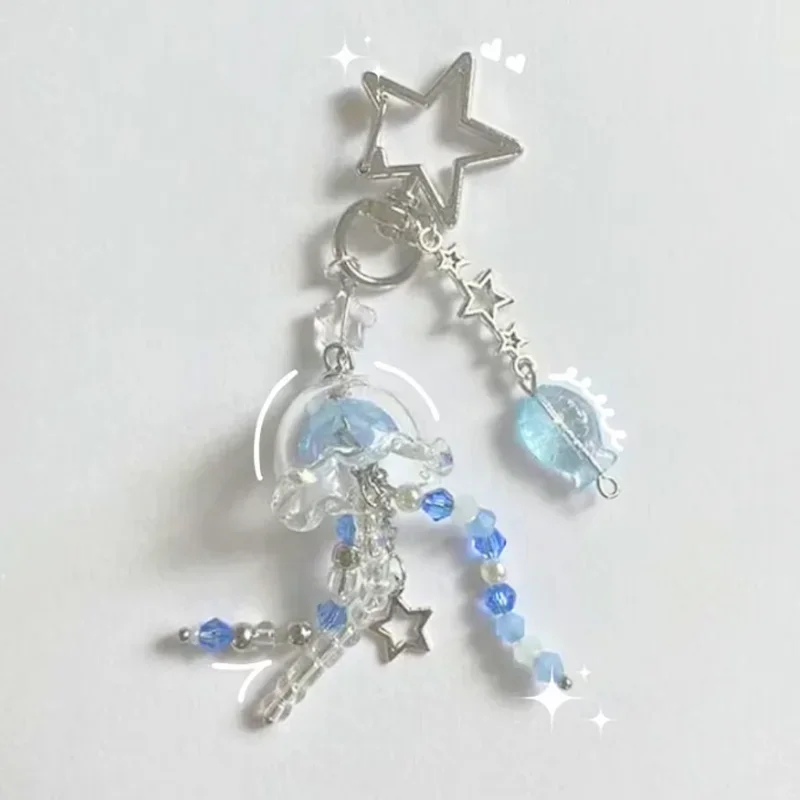 Llavero con tema oceánico y dije para teléfono con medusas