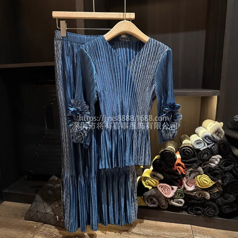 

Комплект плиссированной юбки Miyake, осень 2023, новинка премиум-класса, горячее золото, v-образный вырез, комплект из 2 предметов, стереоскопический тонкий топ + плиссированная юбка, женский комплект