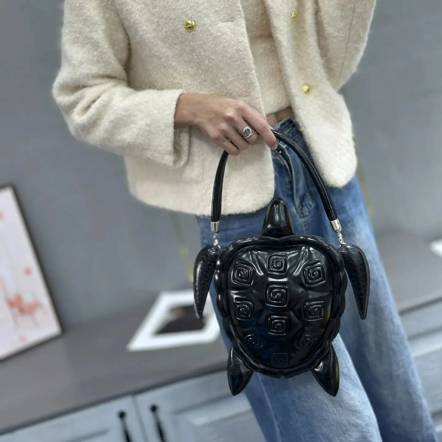 The 2025 New Personalized and Creative Turtle Bag, a Unique Animal Bag, Is a Hand-Held Crossbody Bag with a Niche Design Sense