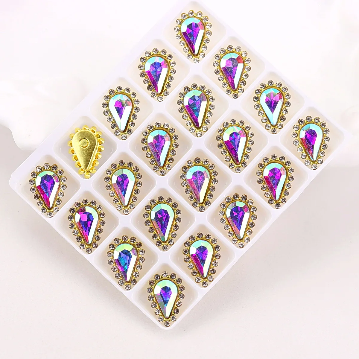 12,8x18,5mm Tropfenförmiger Glaskristall mit Strasssteinen in Goldfassung. Zum Aufnähen auf Kleidung, Schuhen, Handarbeiten, DIY-Verzierung. – Detail 3