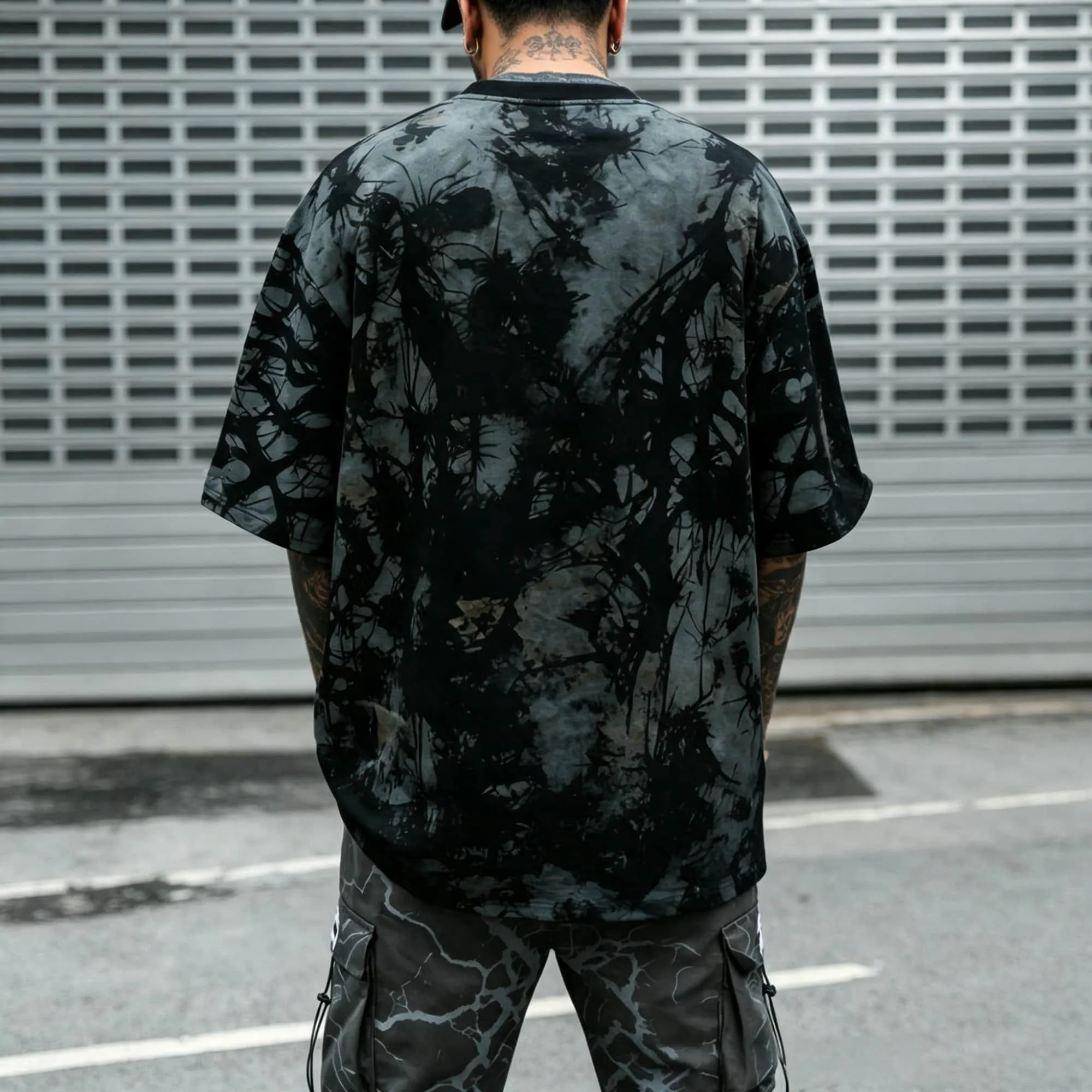 Gothic Spinnennetz Batik Oversized T-Shirt mit dunklen Dornen und Metallbuchstaben-Grafik – Grunge Punk Y2K Streetwear Locker sitzendes Herren Kurzarm-T-Shirt – Detail 3