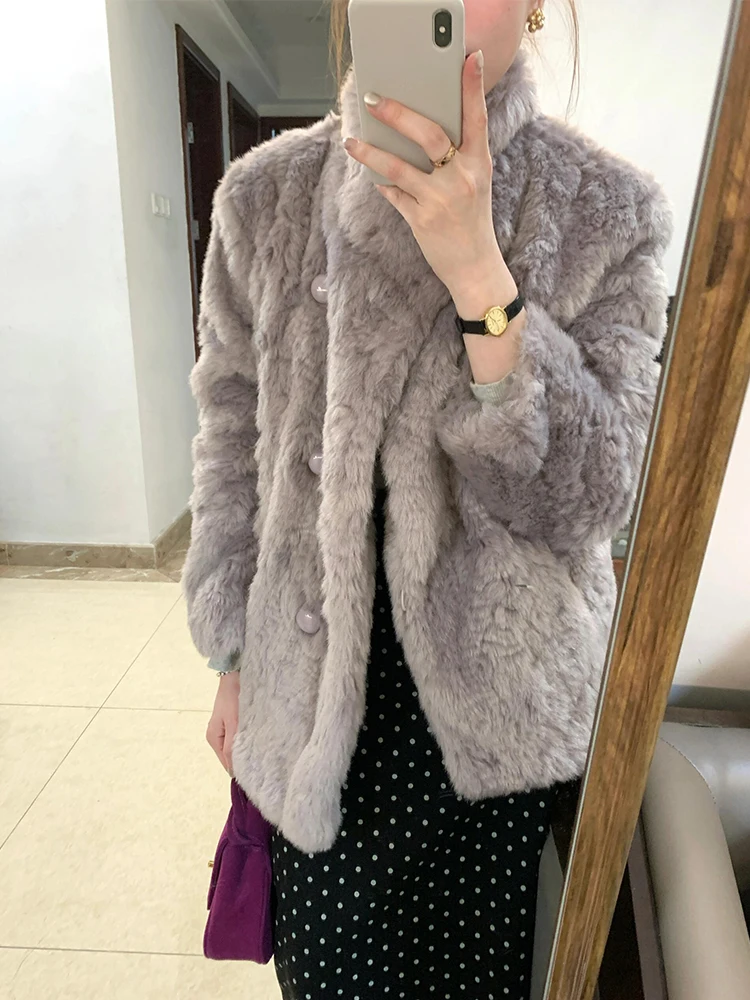   Cappotto in Pelle Scamosciata Ort Thiened 2025 Nuovo Stile Femminile Caldo e Soffice con Decorazione a Bottoni