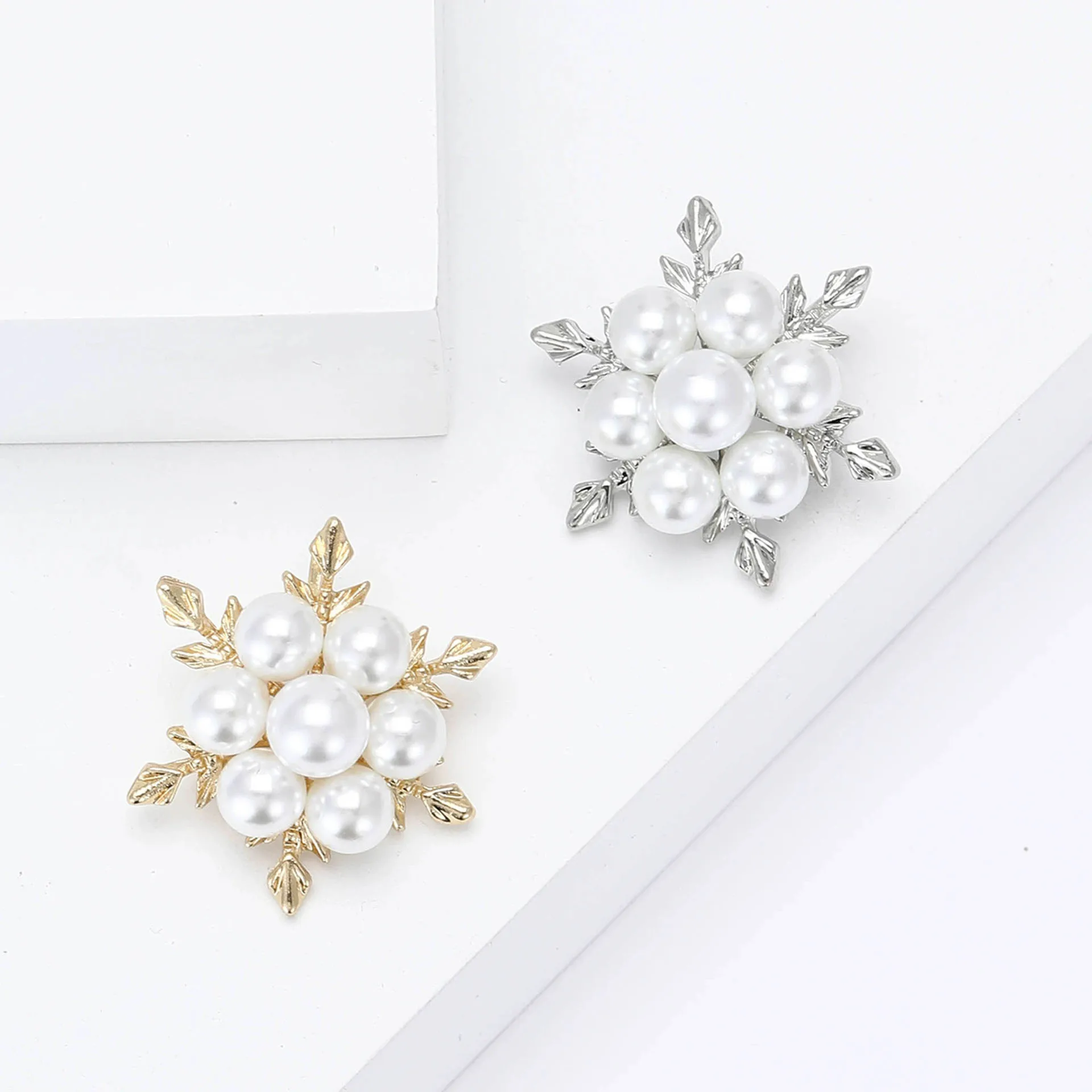 Luxury White Pearl Brooches for Women Unisex Flower Pins Multi-color Available Banquet Party Jewelry Accessories Gifts