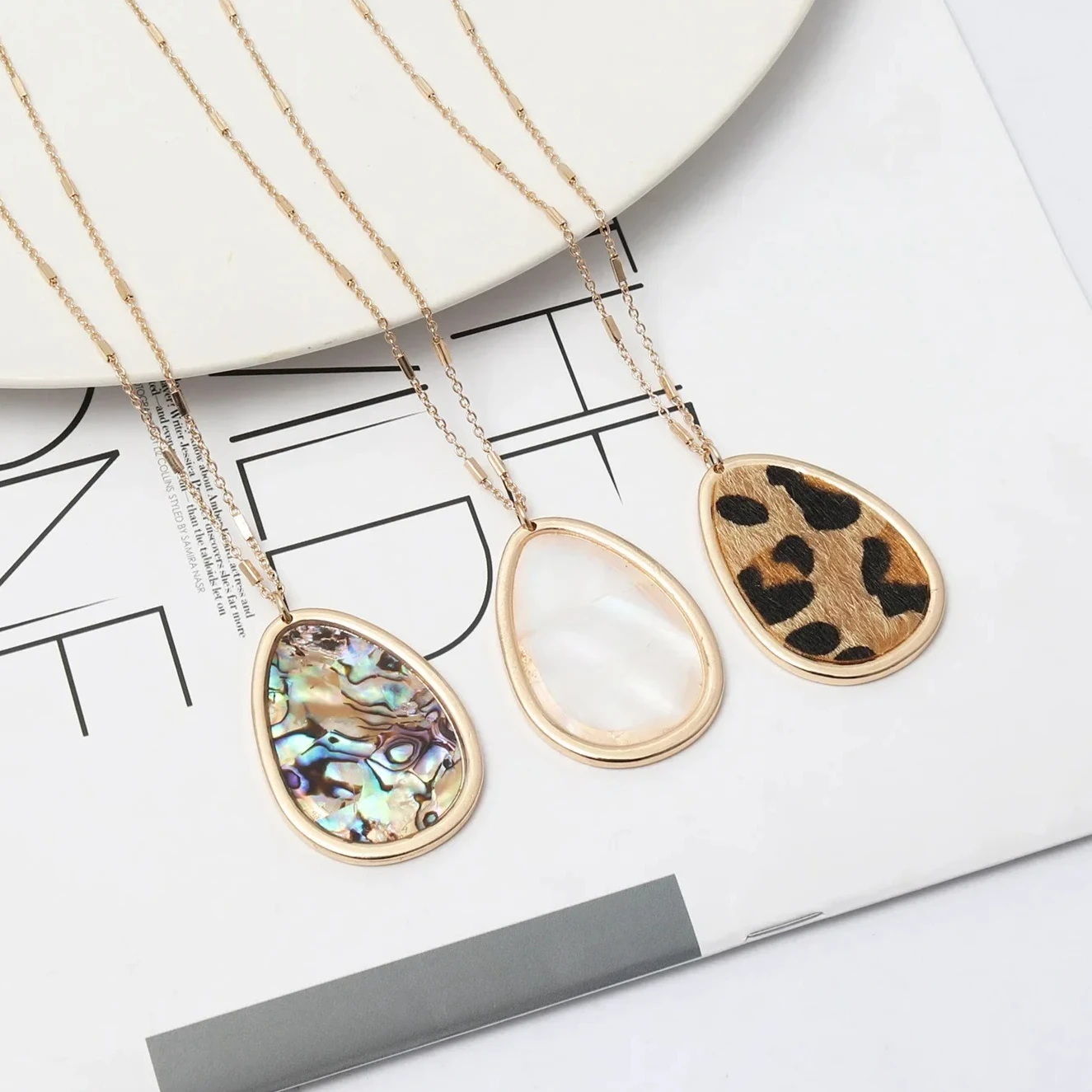 موضة البيضاوي Waterdrop أذن البحر قذيفة ليوبارد قلادة شرابات الحرة سلسلة طويلة سترة سلسلة القلائد مجوهرات ماركة هندسية