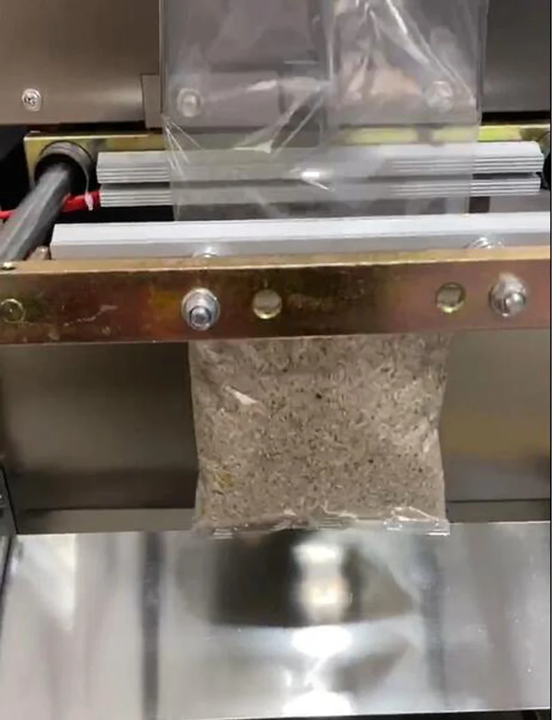 Автоматическая упаковочная машина для наполнения гранулированным порошком. Аппаратный винт. Автоматическая упаковочная машина для запечатывания весом.