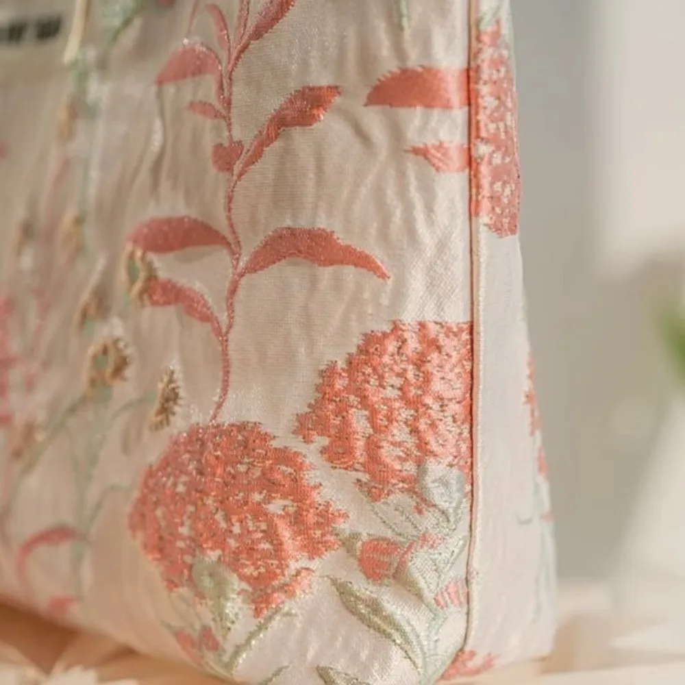 Fashion Large Capacity Makeup Bag Floral Embroidered Zipper Cosmetic Bag Cream Color Toiletries Skincare Storage Bag Travel