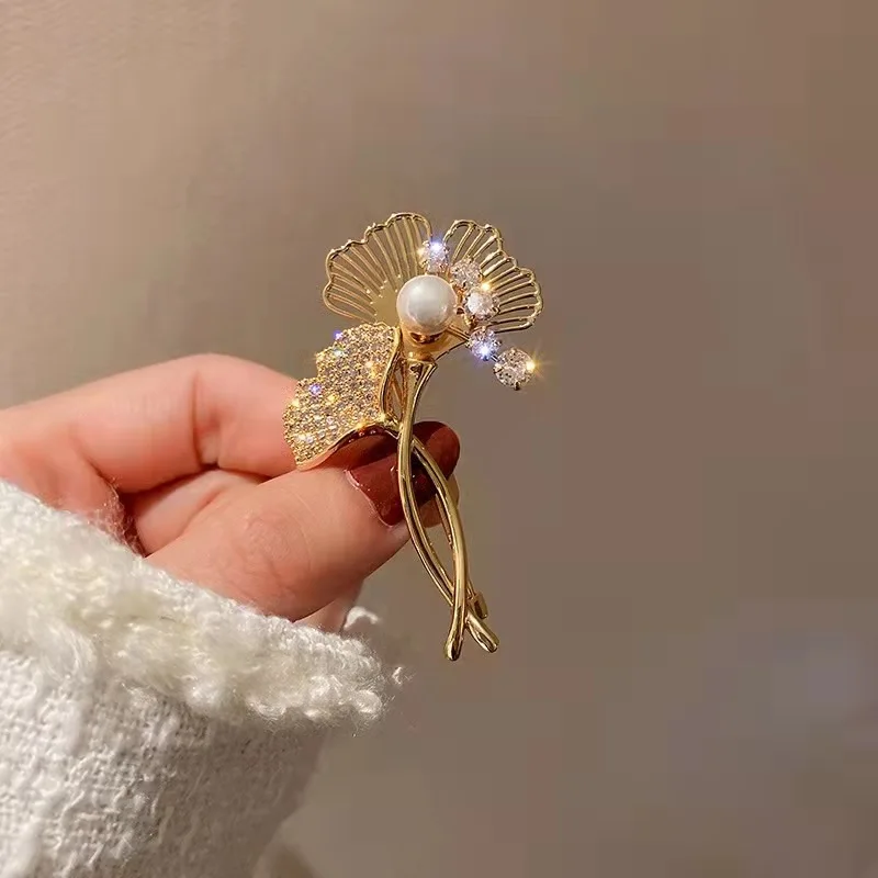 1PCS New Tulip Flower Golden Brooch Elegant Design Sense Rose White Stone Jewelry Luxury 2024 High Quality