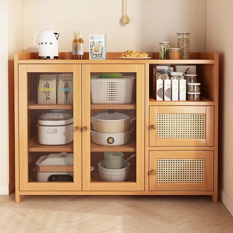 

Обеденный боковой шкаф, интегрированный у стены. Гостиная цвета массива дерева. Кухонный шкаф для хранения вещей.