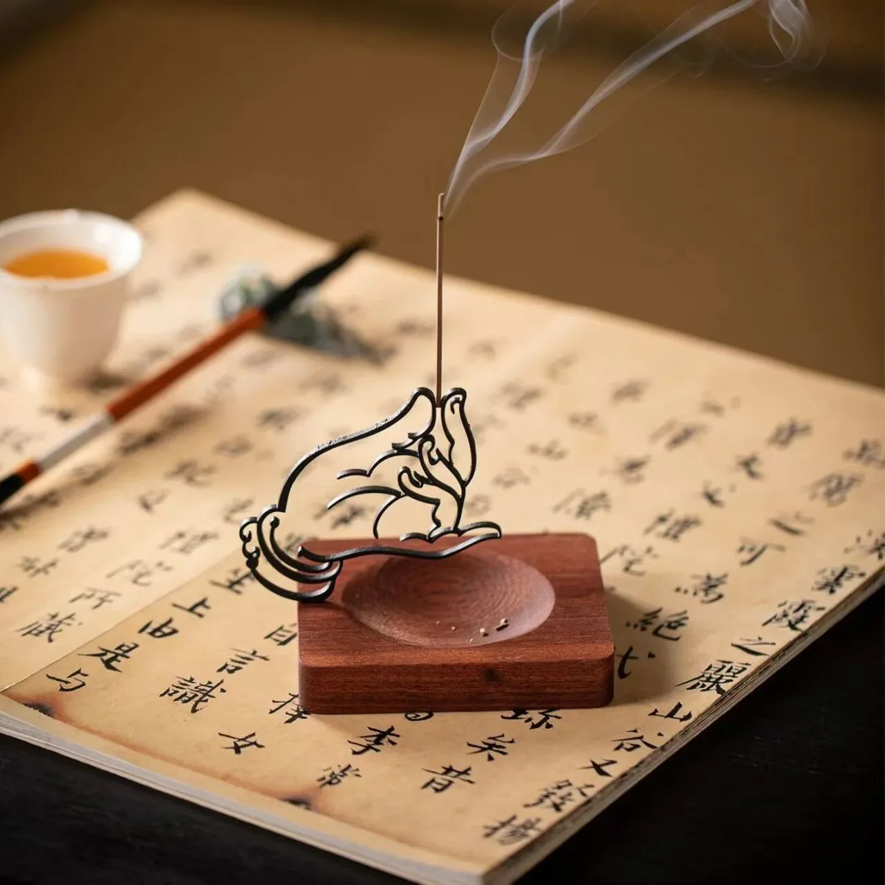 Buddha-Hand-Räucherstäbchenhalter, Kreativer Kunst-Räucherstäbchenhalter, Zen-Ornament, Agarholz-Räucherwerk für Wohnzimmer, Büro, Zuhause, Meditation