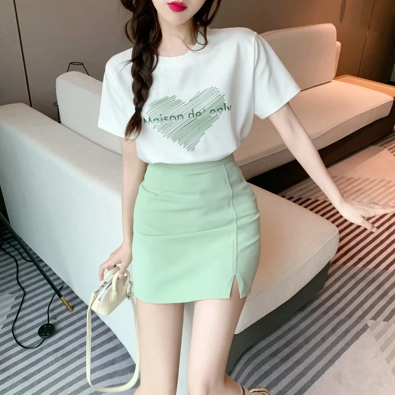 

Новинка лета 2025 года, милый костюм, женская свободная хлопковая футболка с принтом + юбка с высокой талией и разрезом конфетного цвета