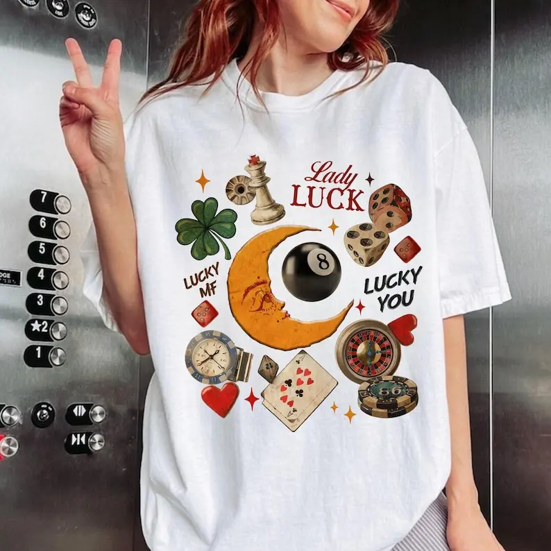 Camiseta retro Lady Luck, chica irlandesa Lucky Me Lucky You, camisa con símbolos de la suerte, amuleto de la suerte, camisa vintage de los años 90, camiseta con gráfico retro