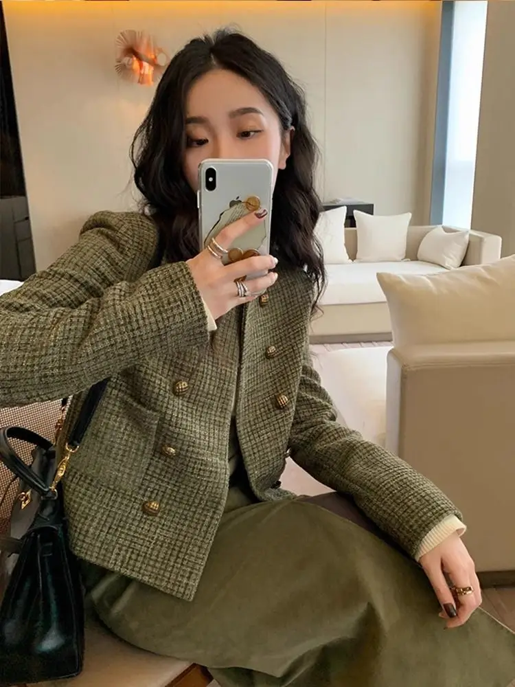 Xiaoxiangfeng Coarse Tweed Coat Petite Spring and Autumn Outfit 2024 New Women's Retro French Short Top Versatile