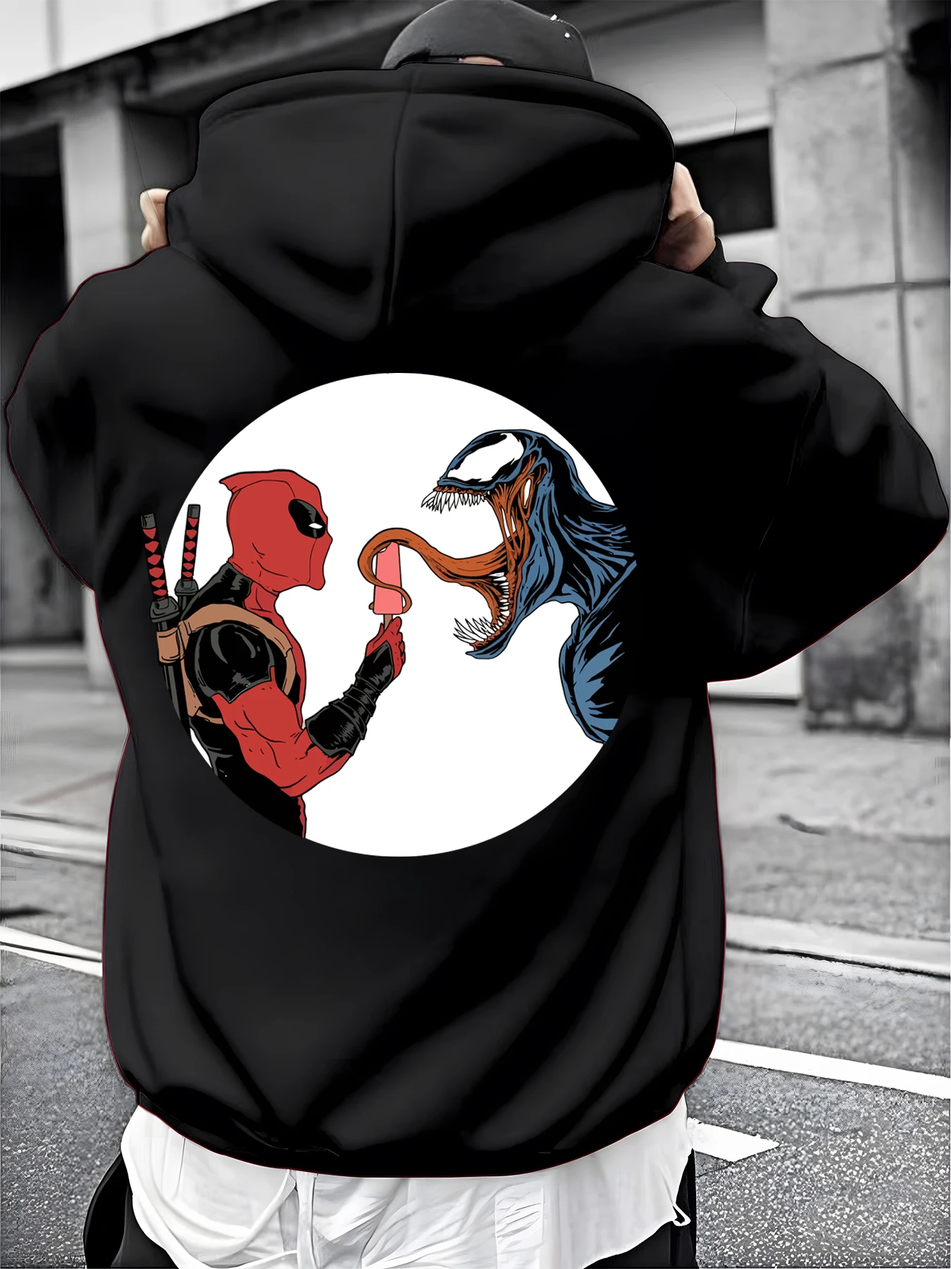 เสื้อฮู้ดสีขาวสำหรับผู้ชาย พิมพ์ลายสไปเดอร์แมนแบบชุดเสื้อผ้าที่เสียหาย พร้อมเอฟเฟกต์เรืองแสงสีน้ำเงินลายซูเปอร์ฮีโร่ แบบสวมหัว ลายมาร์เวล