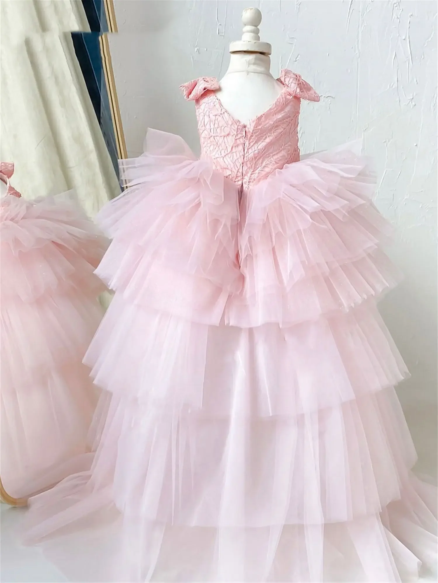 ที่กําหนดเองสีชมพูดอกไม้สาวชุดTulle Layered Puffyแขนกุดโบว์เด็กชุดราตรีFirst Communion Applique Gown