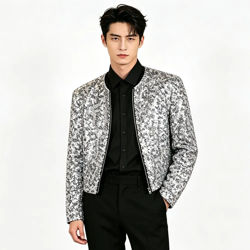 Chaqueta corta plateada con lentejuelas para hombre, cuello redondo, cierre con cremallera, corte ajustado, moderna, ideal para cantantes, escenario, fiestas y actuaciones.