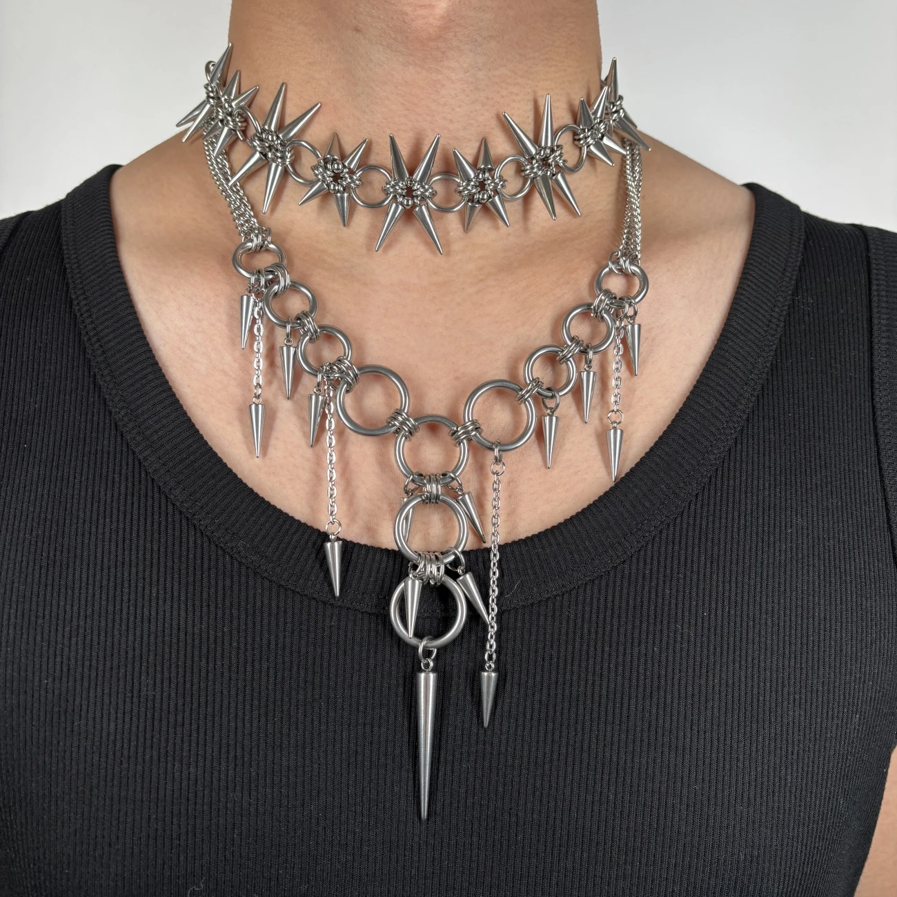 اليدوية الشرير الصخرة ثقب سبايك مبالغ فيها الصلب حلقة شرابة للنساء الرجال الأزياء برشام قلادة سترة سلسلة الملحقات