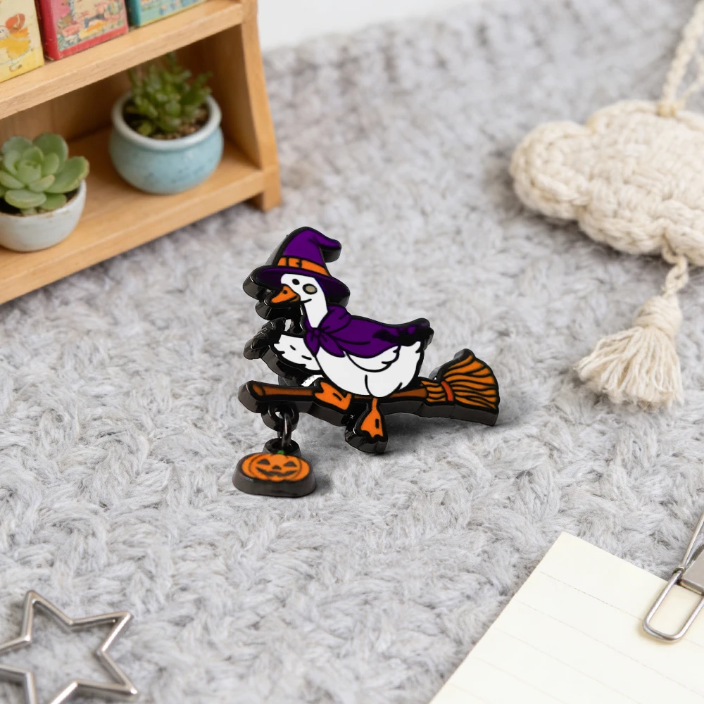 Lila Zaubererhut Umhang Hexe Gans Emaille-Pin Magische Ente Fledermaus Brosche Kürbis-Anhänger Halloween-Geschenk Abzeichen Accessoire – Detail 4