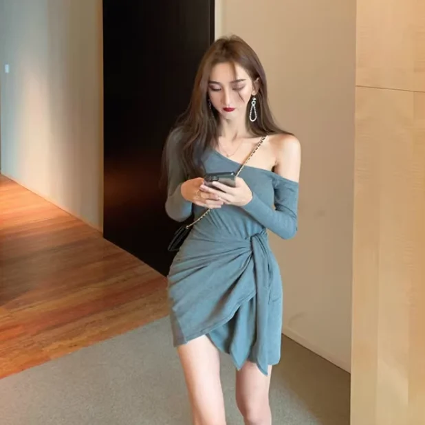 Design sensoriel sacs à épaules dénudées robe de hanche nouvelle jupe à manches longues de tempérament mince