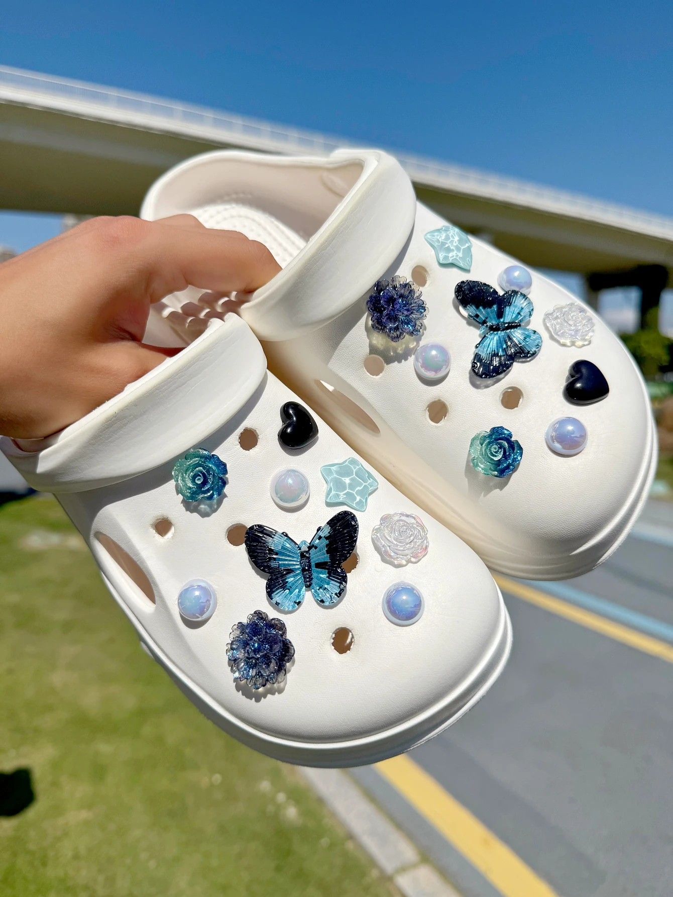 18 pieces of gradient butterfly flower shoe decorations - DIY detachable shoe accessories, shoe decoration parts, holiday gifts