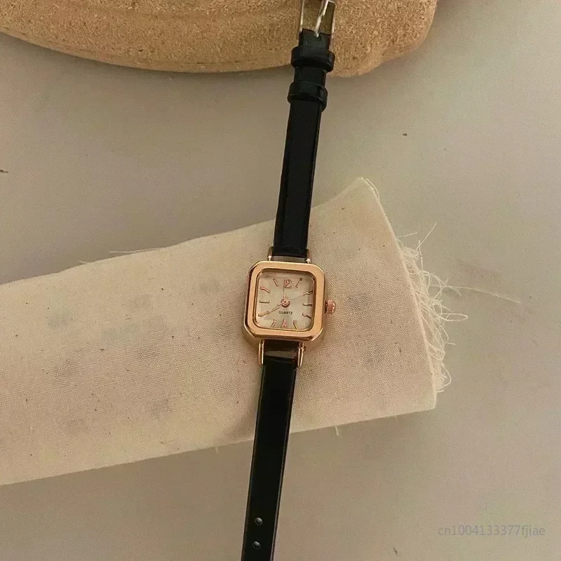 Heiße Verkäufe Frauen Uhr Kleine Quadratische Zifferblatt Dünne Lederband Damen Armbanduhr Elegante Quarz Weibliche Uhren Casual reloj mujer