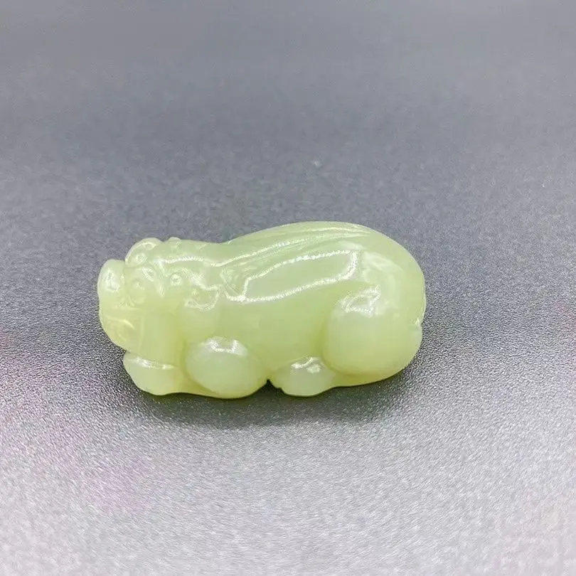 

Подвеска из натурального афганского нефрита Qiao с резьбой Пи Сю, старинного маслянисто-желтого цвета, универсальная модель.