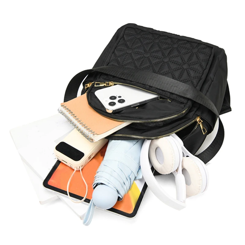 Plecak w neutralnym stylu dla kobiet i mężczyzn, odpowiedni do zakupów i podróży służbowych. Torba ma paski na ramię wewnątrz.