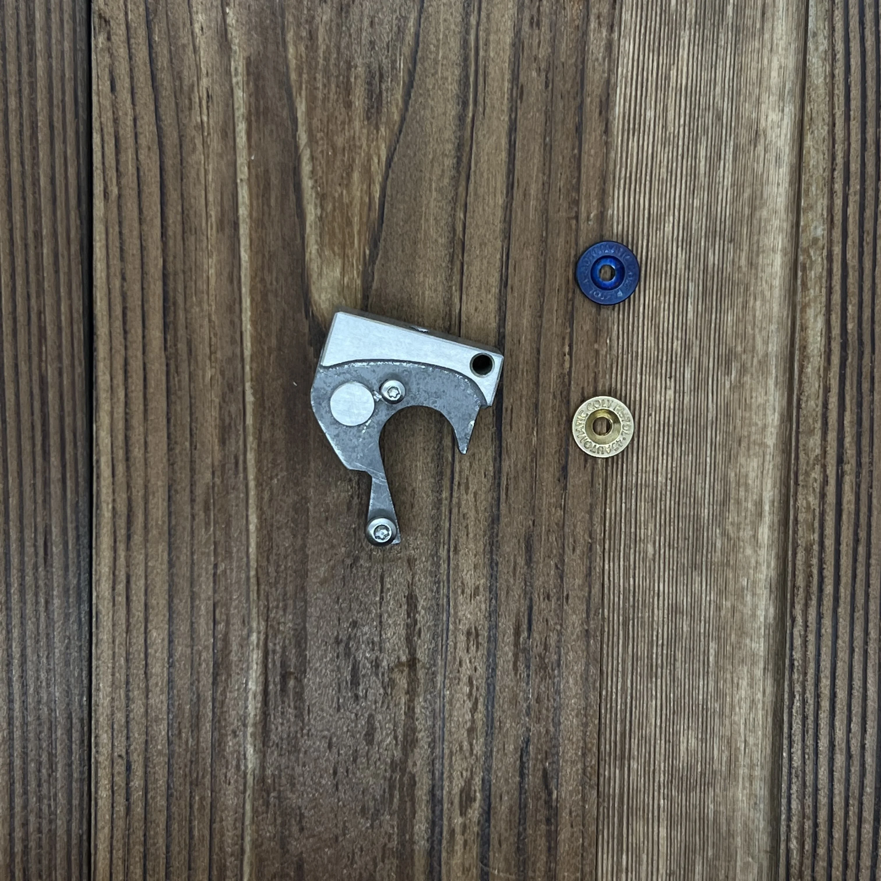 

Удлинитель хвоста из нержавеющей стали с держателем отвертки 4 мм * 2 бит и декоративными винтами для Leatherman Skeletool DIY MOD аксессуары