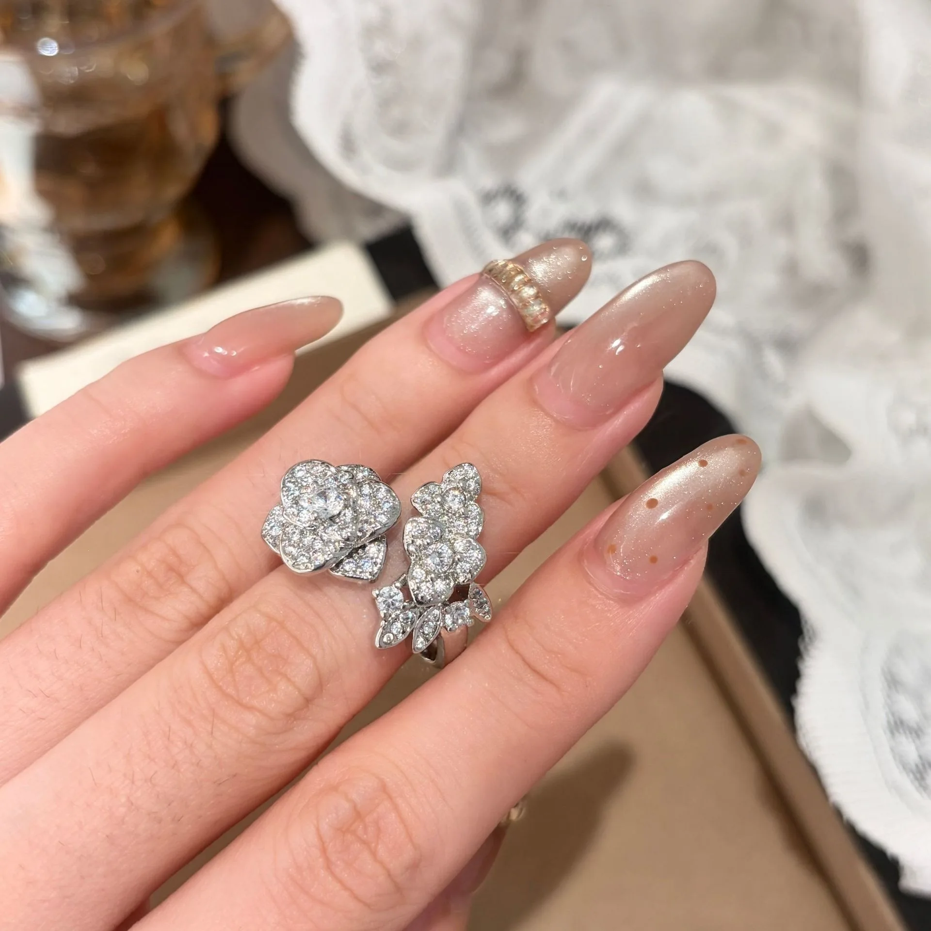 Exquisite inlay Diamond Small Mountain Camellia rings for women Luxury High Grade Sparkling Ring Wedding Jewelry Accessories