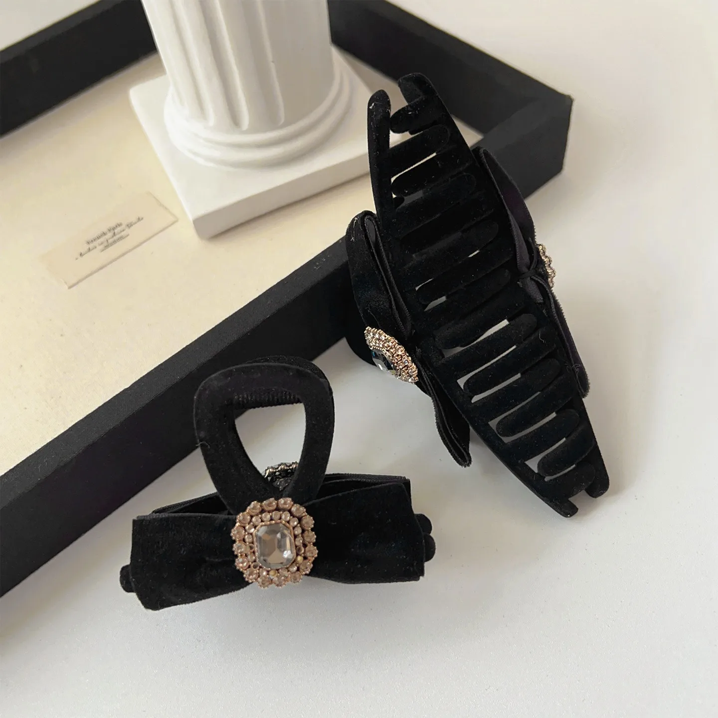 4 estilos Audrey Hepburn estilo Otoño Invierno negro Premium terciopelo brillante diamante agarre Clip exquisito versátil pelo tiburón Clip