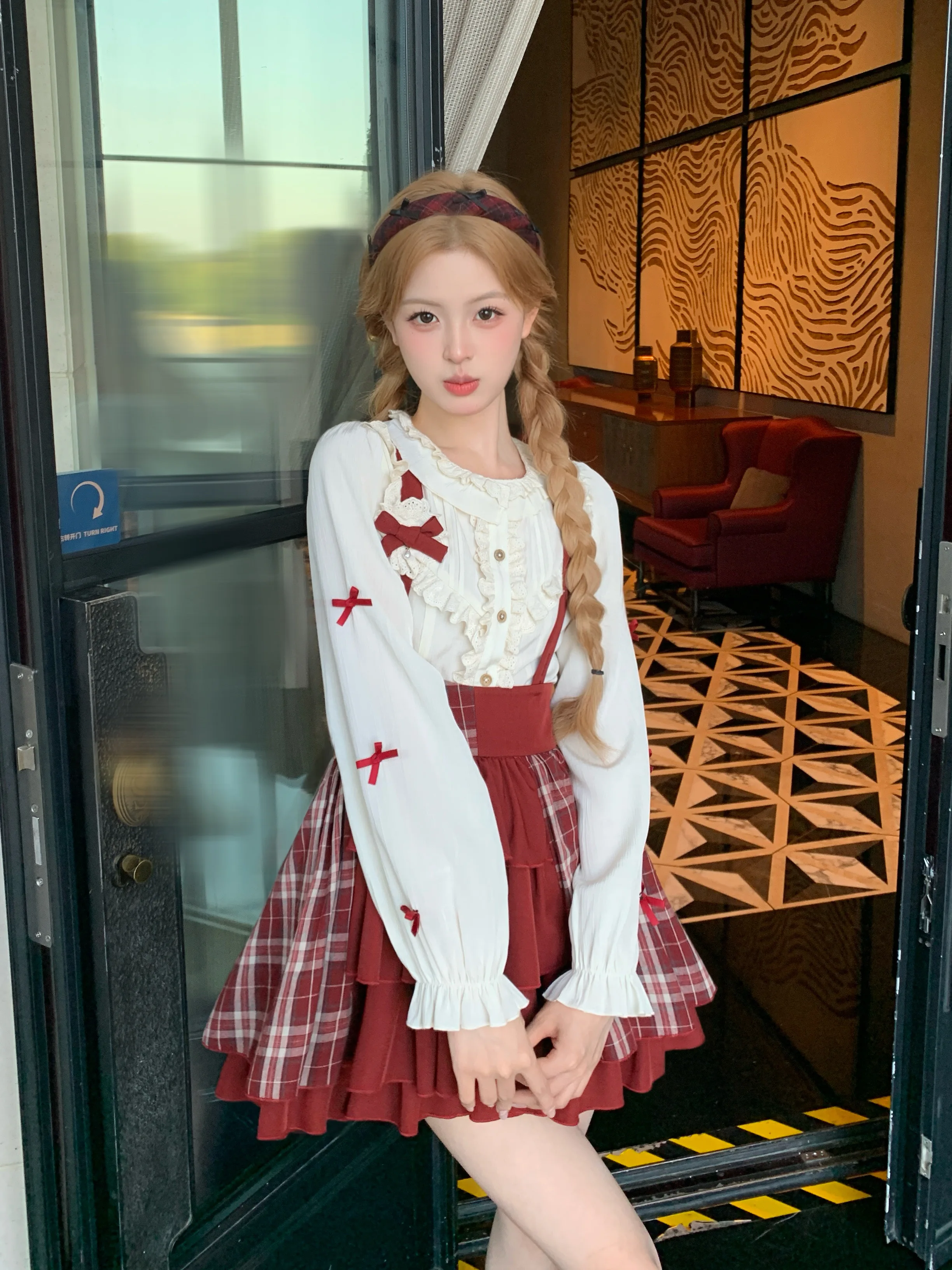 2025 verão novo design high-end vermelho retalhos xadrez estilo universitário multi-camada inchado fino casual diário saia de alça curta