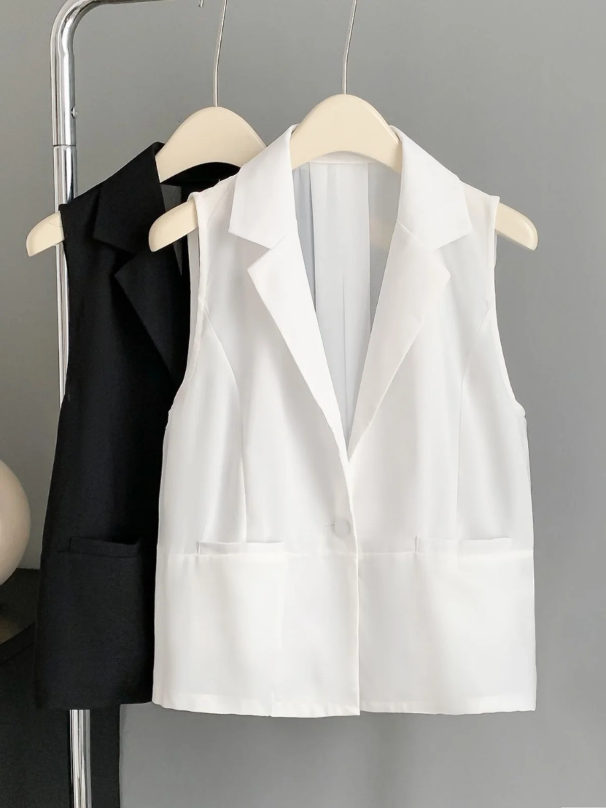 

Летняя тонкая женская жилетка-блузка из шифона, легкая, свободного кроя, с воротником и одной пуговицей