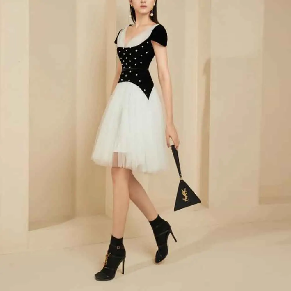 فستان كوكتيل رسمي بأكمام قصيرة متواضع مخصص ورقبة على شكل حرف V وحفلات التخرج بطول الركبة فساتين بيبلوم