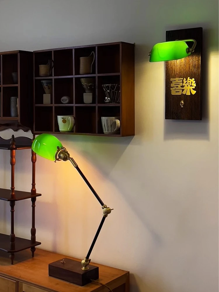 

Три светильника и один дом, кофейня, проживание в семье, магазин чая с молоком, настенные светильники, цвет орех в японском стиле.