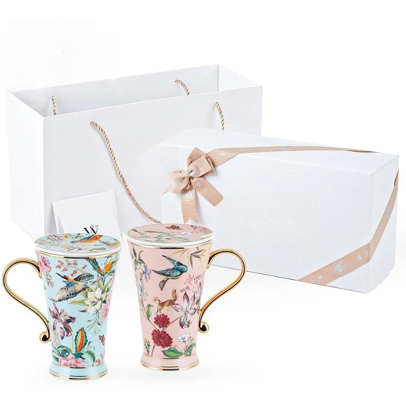 Camminare nel bellissimo mondo, paio di squisite bicchieri d'acqua per coppia in una confezione regalo con coperchio per una coppia appena nata