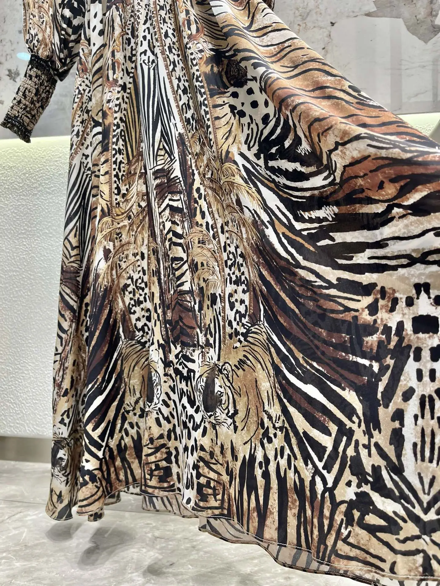 ชุดเดรสยาวสไตล์เรโทรประดับคริสตัลลายเสือดาว คอวี แขนยาว เอวยางยืด ผ้าไหมแท้ 100% สำหรับผู้หญิง