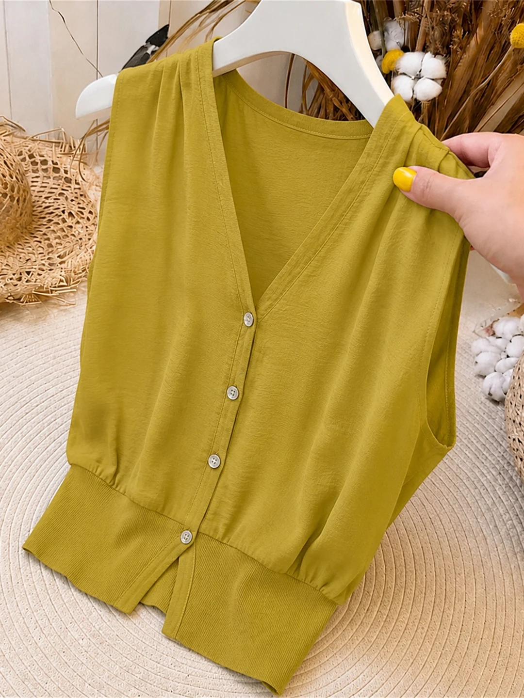 

Comfortable V-Neck Ice Silk Knitted Vest Single Button Casual Korean Style Summer Fashion Women's Silk Top Quality Commute