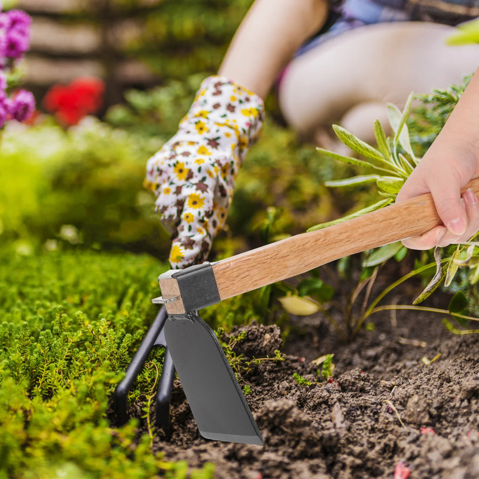 

Sturdy Iron Wooden Handle Hoe Compact Portable Garden Weeding Digging Loosening Soil Tool Outdoor Farming Supply