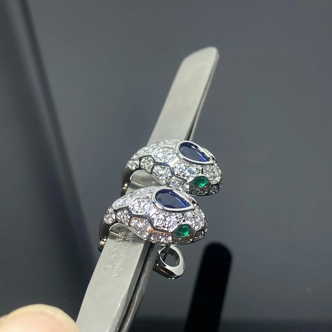

2025 New Style - Baojia High-end Snake Head V-shaped Gold Diamond-studded Earrings, Snake-shaped Women's Earrings, Fashionable J