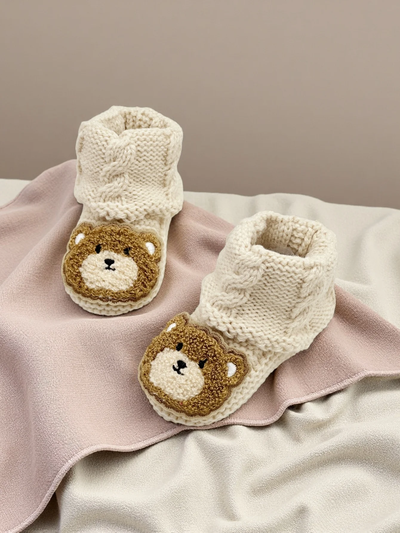

1 пара вязаных пинетков с медвежонком, бежевые вязаные детские тапочки с животным дизайном, зимняя теплая обувь для новорожденных на мягкой подошве