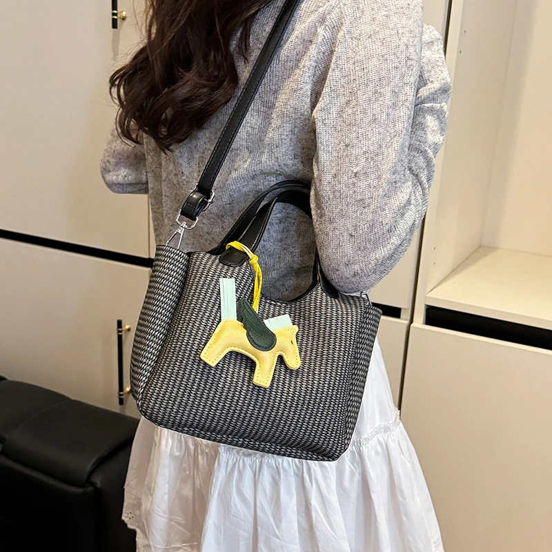 

Stylish Leather Messenger Purse For Commuter Women With Solid Color Fashion Large Capacity And Trendy Appeal