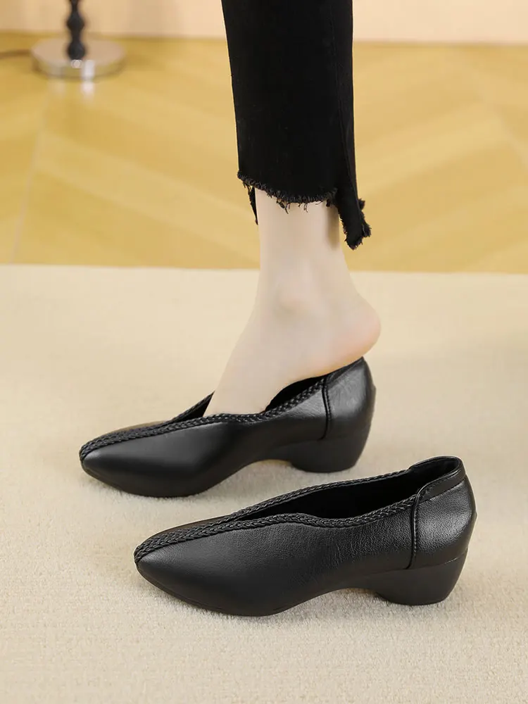 Ultra Soft Pointed Toe V-Notch Women's Shoes Comfortable Leather Slope Heel Mid-Aged And Elderly Mothers Shoes Not Tired Feet