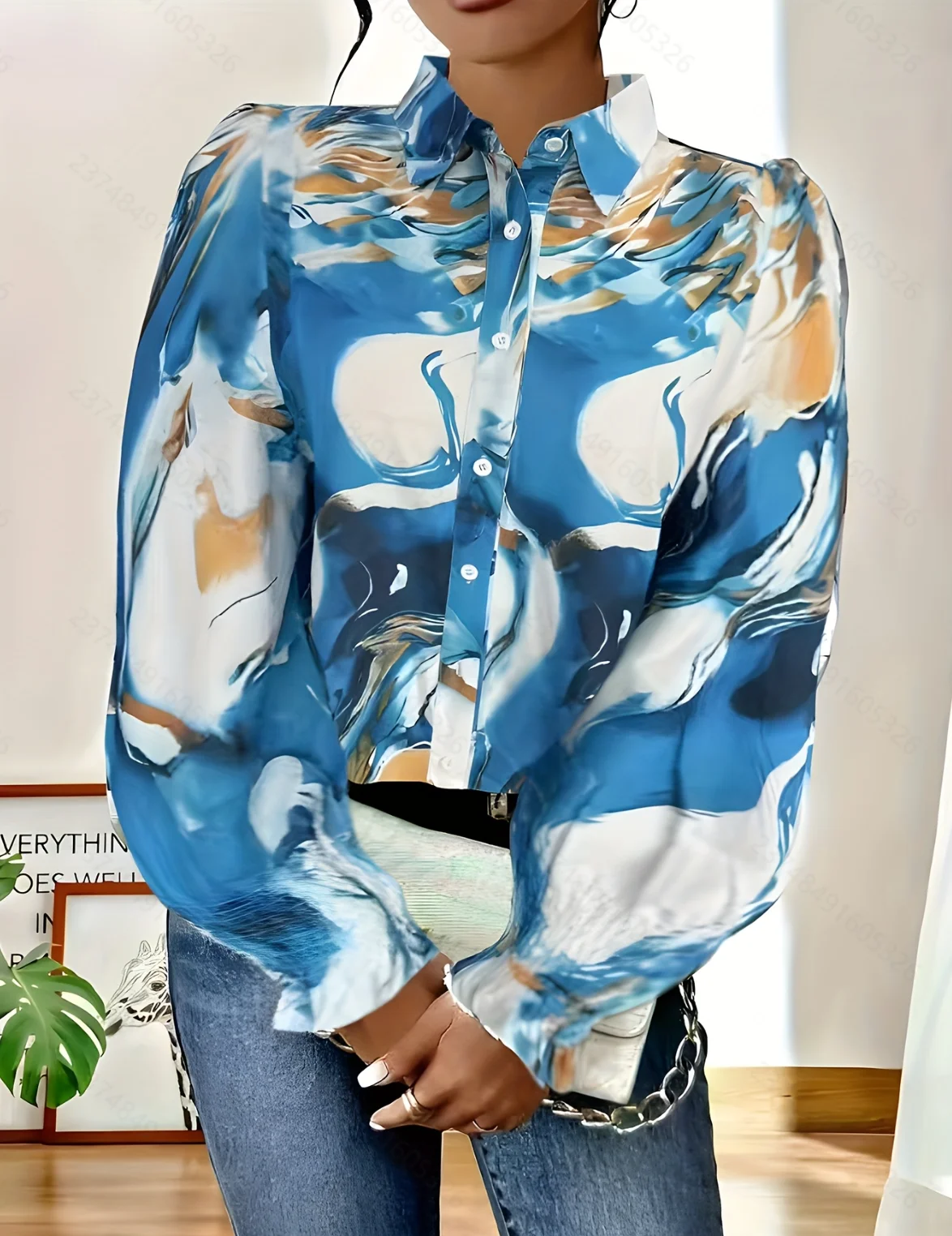 เสื้อเชิ้ตติดกระดุมลายสีน้ำที่พลิ้วไหว ออกแบบมาสำหรับรูปร่างที่มีส่วนโค้งมน