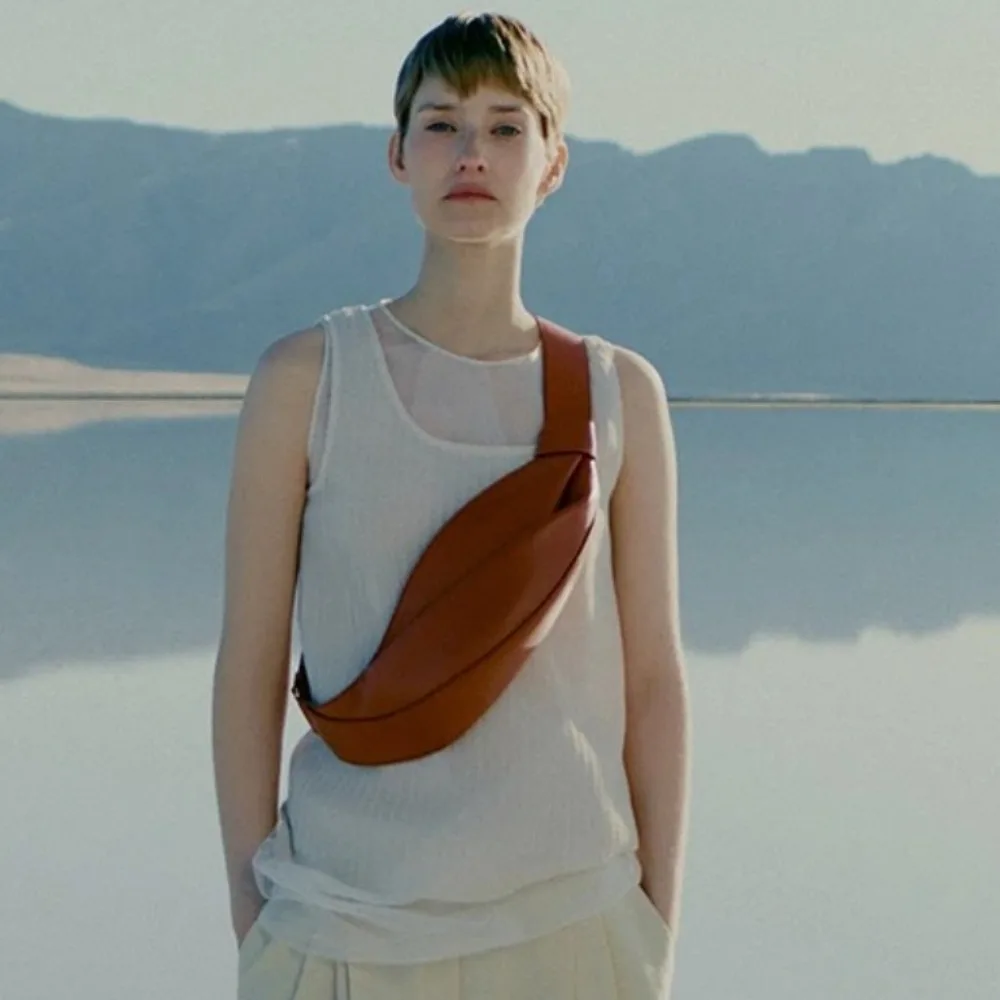 

Новая сумка из овечьего рога в независимом стиле, новая роскошная ручная нагрудная сумка 2025 года, пригородный дизайн, модный рюкзак через плечо